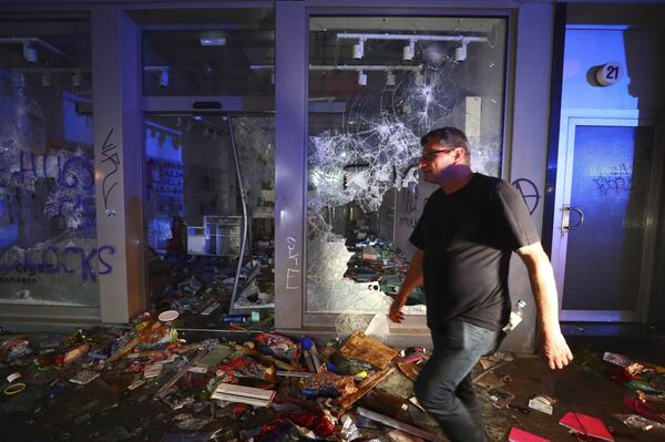 Магазин разгромленный во время протестов в Гамбурге - Sputnik Латвия