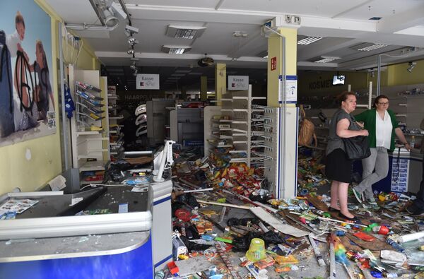 Люди стоят в разграбленной аптеке Budnikowsky после беспорядков в Гамбургском районе Шанценфиртель на 8 июля 2017 года, в Гамбурге - Sputnik Латвия