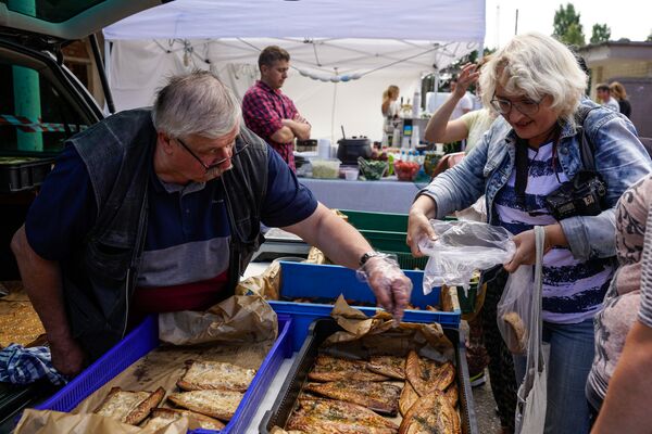 Продажа копченой рыбы в Рое - Sputnik Латвия