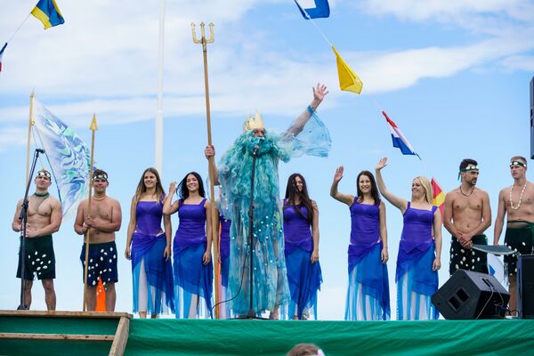 Традиционное появление Нептуна с русалочками на пляже Рои - Sputnik Латвия