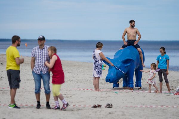 Совместная фотография с синим поросенком - обязательный ритуал - Sputnik Латвия