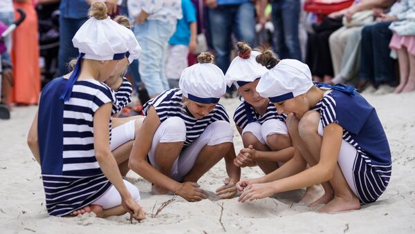 Дети в тельняшках на пляже в Рое - Sputnik Латвия