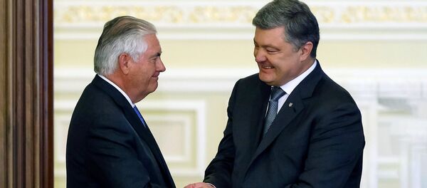 Президент Украины Петр Порошенко и государственный секретарь США Рекс Тиллерсон обменялись рукопожатием после совместного заявления в Киеве - Sputnik Latvija