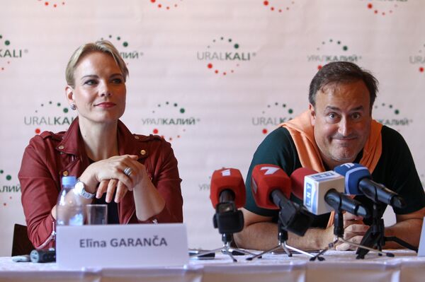 Оперная звезда Элина Гаранча и ее муж, дирижер Карел Марк Шишон на встрече с журналистами Оперная звезда Элина Гаранча и ее муж, дирижер Карел Марк Шишон на встрече с журналистами - Sputnik Латвия