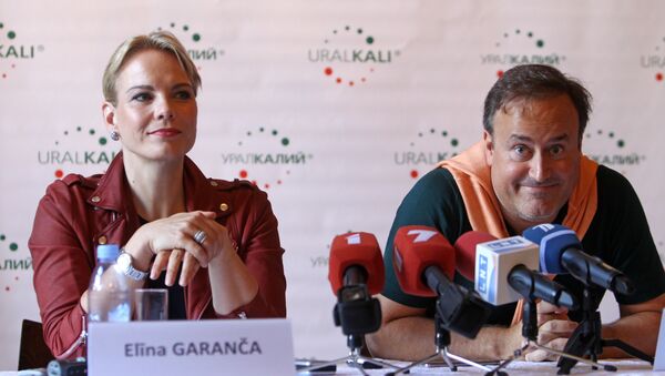 Оперная звезда Элина Гаранча и ее муж, дирижер Карел Марк Шишон на встрече с журналистами - Sputnik Латвия