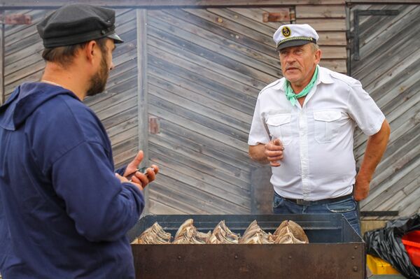 Хозяин гостевого дома и мастер копчения рыбы Дзинтарс Замаритс - Sputnik Латвия