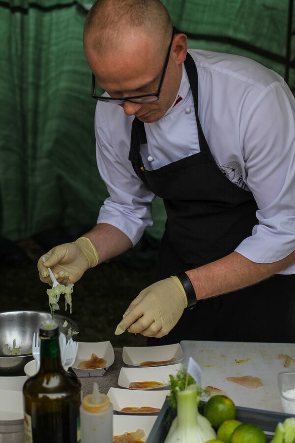 Шеф-повар рижского рыбного ресторана Le Dome Сергей Шипоров и его угощения - Sputnik Латвия