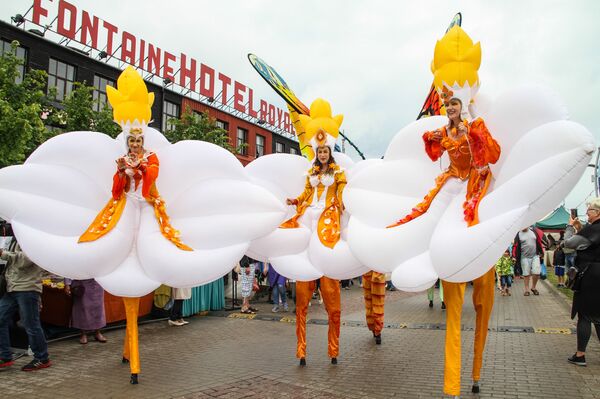 Уличные артисты на празднике в Лиепае - Sputnik Латвия