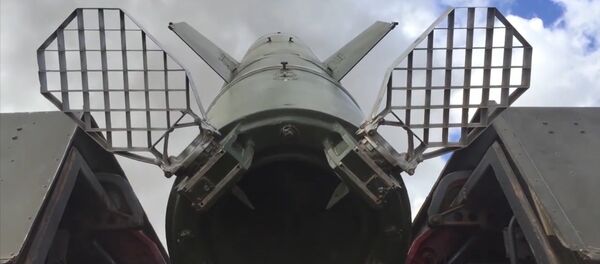 Krievijas Aizsardzības ministrija parādīja kā darbojas raķešu komplekss Točka U Krievijas Aizsardzības ministrija parādīja kā darbojas raķešu komplekss Točka U - Sputnik Latvija