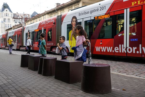 Скамейки на трамвайной остановке у Музея фабрики Laima повторяют форму конфет Ассорти  - Sputnik Латвия