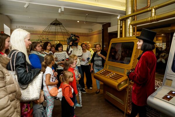 Вилли Вонка, персонаж фильма Тима Бартона Чарли и шоколадная фабрика, знакомит гостей с тонкостями производства шоколада - Sputnik Латвия