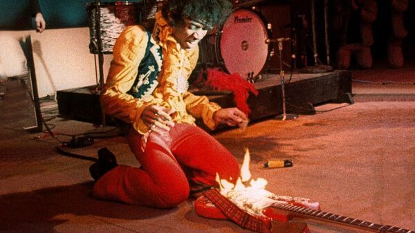 Джимми Хендрикс поджигает гитару на выступлении - Sputnik Латвия