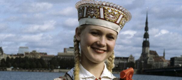 Девушка в национальном латышском костюме Девушка в национальном латышском костюме - Sputnik Латвия