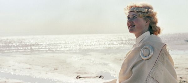 Meitene latviešu tautas tērpā - Sputnik Latvija