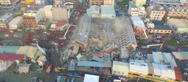 17 stāvu dzīvojamā ēka sabrukusi zemestrīces laikā Taivānā. Video uzņemts ar drona starpniecību - Sputnik Latvija