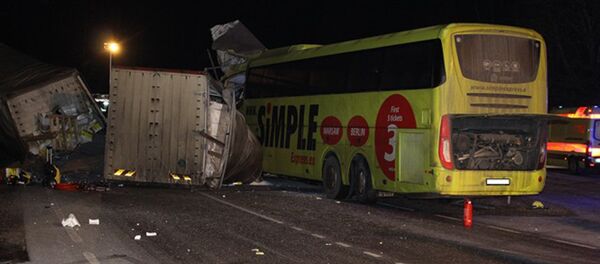 ДТП с междугородним автобусом маршрута Петербург-Рига - Sputnik Latvija