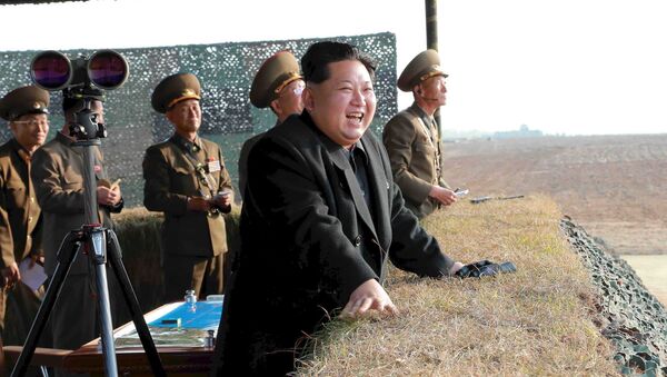 Лидер Северной Кореи Ким Чен Ын во время запуска ракеты - Sputnik Латвия