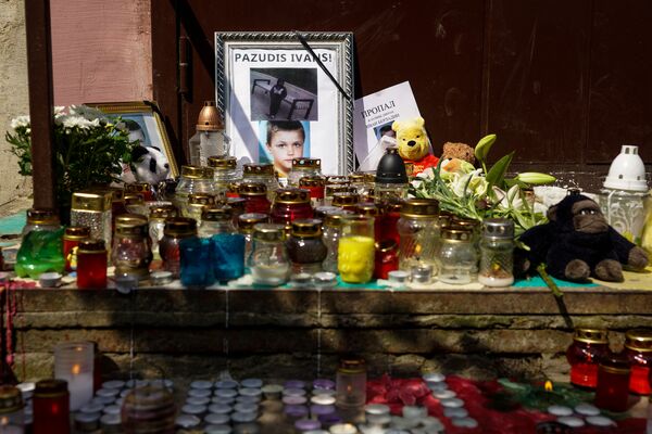 К подъезду Вани лиепайчане несут цветы и игрушки К подъезду Вани лиепайчане несут цветы и игрушки - Sputnik Латвия