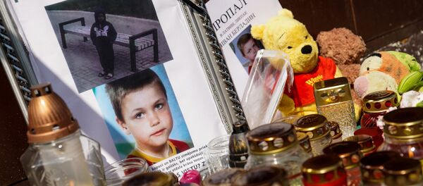 К подъезду Вани лиепайчане несут цветы и игрушки - Sputnik Латвия