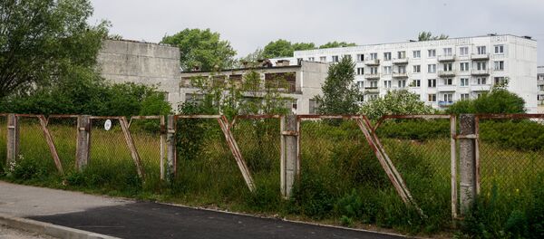 Заброшенное здание детского сада, в двух шагах от дома Вани Заброшенное здание детского сада, в двух шагах от дома Вани - Sputnik Латвия