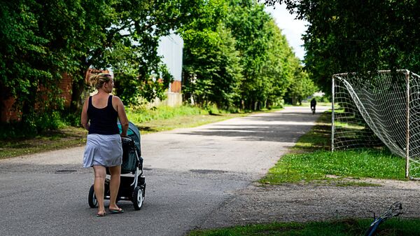 По этой дороге маленький Ваня направился в сторону леса По этой дороге маленький Ваня направился в сторону леса - Sputnik Латвия
