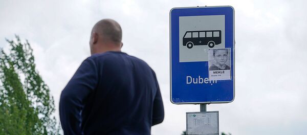 На всех остановках маршрута 904 автобуса были расклеены фотографии Вани - Sputnik Латвия