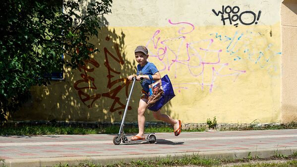 Bērns vizinās Liepājas ielās - Sputnik Latvija