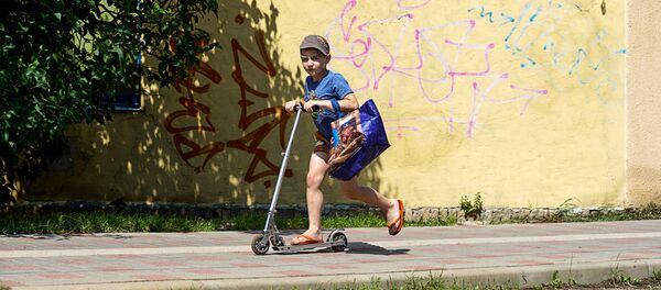 Ребёнок катается на самокате в Лиепаи Ребёнок катается на самокате в Лиепаи - Sputnik Латвия