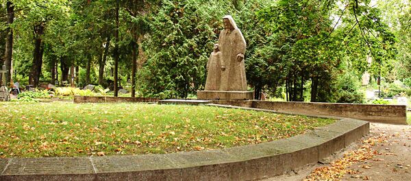 Советский воинский мемориал в городе Кулдига - Sputnik Латвия