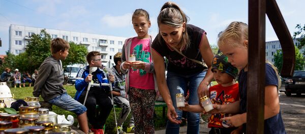 Liepājas iedzīvotāji noliek ziedus un rotaļlietas pie Vaņas kāpņu telpas durvīm Liepājas iedzīvotāji noliek ziedus un rotaļlietas pie Vaņas kāpņu telpas durvīm - Sputnik Latvija