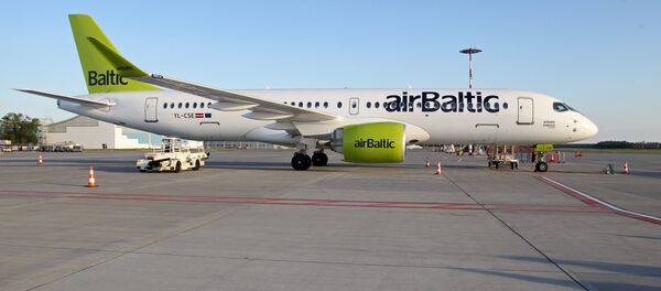 Самолет Air Baltic Bombardier CS300 аэропорту Рига - Sputnik Латвия