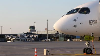 Самолет Air Baltic Bombardier CS300 аэропорту "Рига"