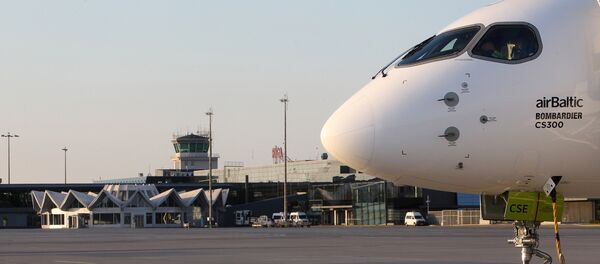 Самолет Air Baltic Bombardier CS300 аэропорту Рига - Sputnik Латвия
