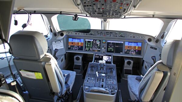 Кабина пилота самолета Air Baltic Bombardier CS300 аэропорту Рига - Sputnik Латвия