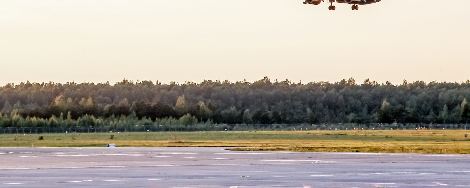 Самолет идет на посадку в аэропорту Рига - Sputnik Латвия, 1920, 11.03.2024
