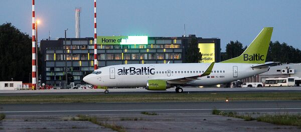 Самолет компании AirBaltic в аэропорту Рига Самолет компании AirBaltic в аэропорту Рига - Sputnik Latvija