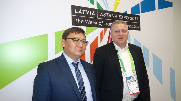 Директор департамента контейнерных перевозок KTZ Express Алмат Каримов и председатель правления LDz Logistika Вернерс Лусис Директор департамента контейнерных перевозок KTZ Express Алмат Каримов и председатель правления LDz Logistika Вернерс Лусис - Sputnik Латвия