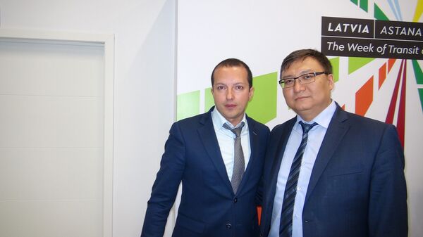 Заместитель директора железнодорожного перевозчика TransContainer Дионис Шахбазов и Алмат Каримов Заместитель директора железнодорожного перевозчика TransContainer Дионис Шахбазов и Алмат Каримов - Sputnik Латвия
