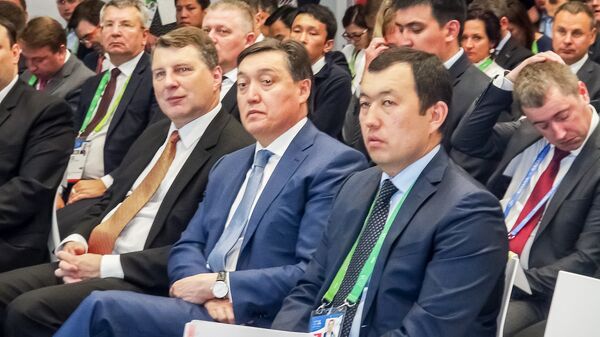 Глава Казахстанской железной дороги Канат Алпысбаев, Первый вице-премьер Республики Казахстан Аскар Мамин, Президент ЛР Раймондс Вейонис Глава Казахстанской железной дороги Канат Алпысбаев, Первый вице-премьер Республики Казахстан Аскар Мамин, Президент ЛР Раймондс Вейонис - Sputnik Латвия