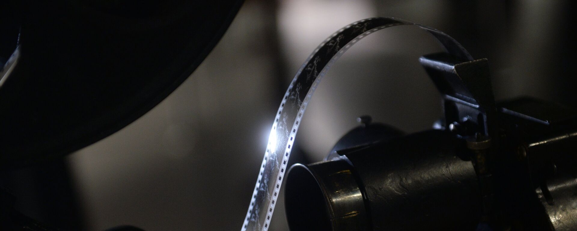 Пленочный кинопроектор - Sputnik Латвия, 1920, 23.04.2026