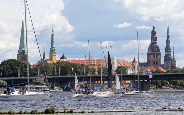 Лодки прошли парадом на фоне романтичной панорамы Старого города - Sputnik Латвия