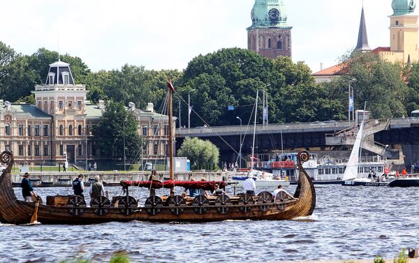 Вместе со спортивными лодками на парад и вышел боевой парусно-моторный драккар викингов, в обычные дни катающий рижских туристов - Sputnik Латвия