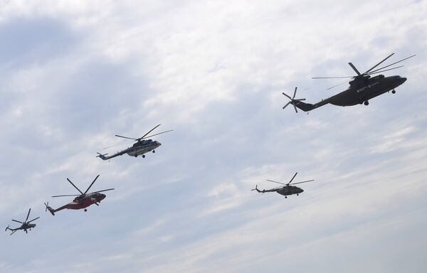 Вертолеты Ми-26, Ми-8, Ми-8, Ми-38 и Ми-28Н (справа налево) во время тренировки перед открытием Международного авиационно-космического салона МАКС-2017 Вертолеты Ми-26, Ми-8, Ми-8, Ми-38 и Ми-28Н (справа налево) во время тренировки перед открытием Международного авиационно-космического салона МАКС-2017 - Sputnik Латвия