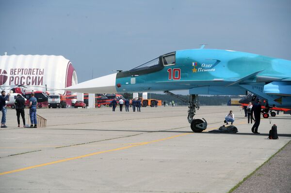 Истребитель-бомбардировщик СУ-34 на полигоне во время подготовки к открытию Международного авиационно-космического салона МАКС-2017 в Жуковском Истребитель-бомбардировщик СУ-34 на полигоне во время подготовки к открытию Международного авиационно-космического салона МАКС-2017 в Жуковском - Sputnik Латвия