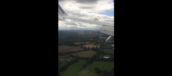 Жесткая посадка самолета Ryanair в Великобритании попала на видео - Sputnik Латвия