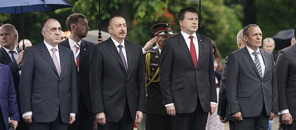 Официальный визит президента Азербайджана Ильхама Алиева в Латвию, церемония возложения цветов к памятнику Свободы - Sputnik Латвия