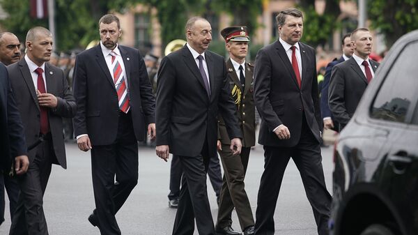 Официальный визит президента Азербайджана Ильхама Алиева в Латвию, церемония возложения цветов к памятнику Свободы  - Sputnik Латвия