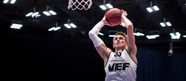 Центровой команды ВЭФ Мартиньш Мейерс Центровой команды ВЭФ Мартиньш Мейерс - Sputnik Латвия