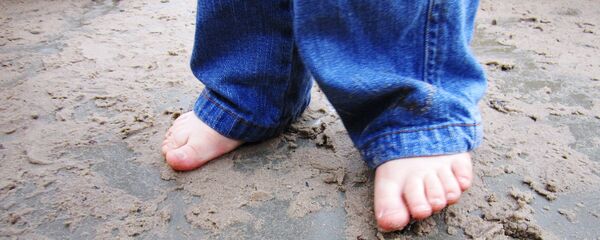 Ребенок с босыми ногами - Sputnik Latvija