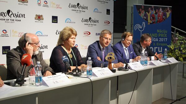 Художественный руководитель Ральф Эйзенбайс, руководитель проекта Диана Чивле, мэр Риги Нил Ушаков, президент организации Interkultur Гюнтер Тич, художественный руководитель Романс Ванагс - Sputnik Латвия
